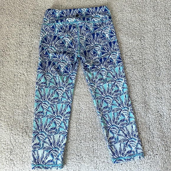 Lilly Pulitzer luxletic blue crop Weekender Leggings. “One of a kind” print sz S - Picture 7 of 12